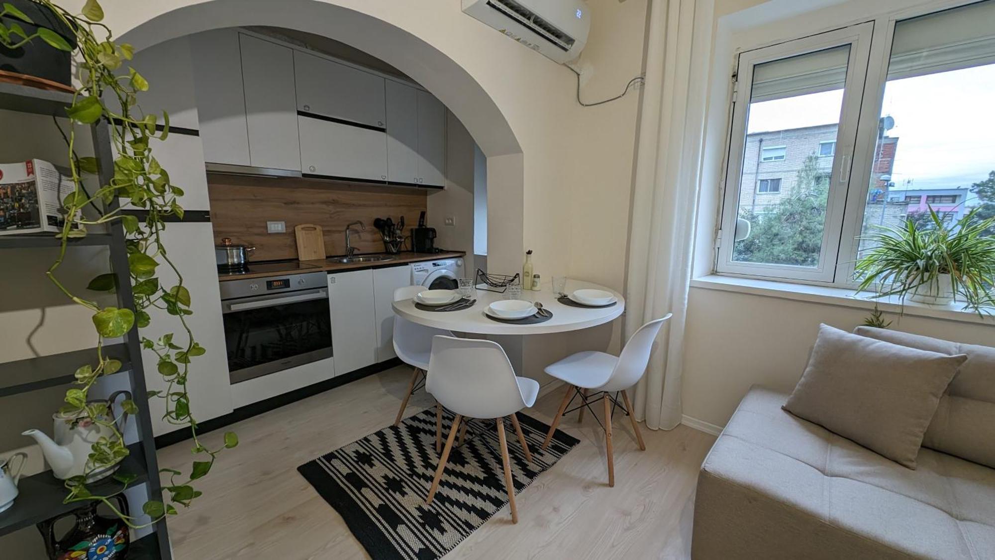 Modern Cozy Apartment 10 Min Walk To Skanderbeg Square Tirana Bagian luar foto